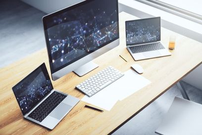3 pantallas sobre un escritorio